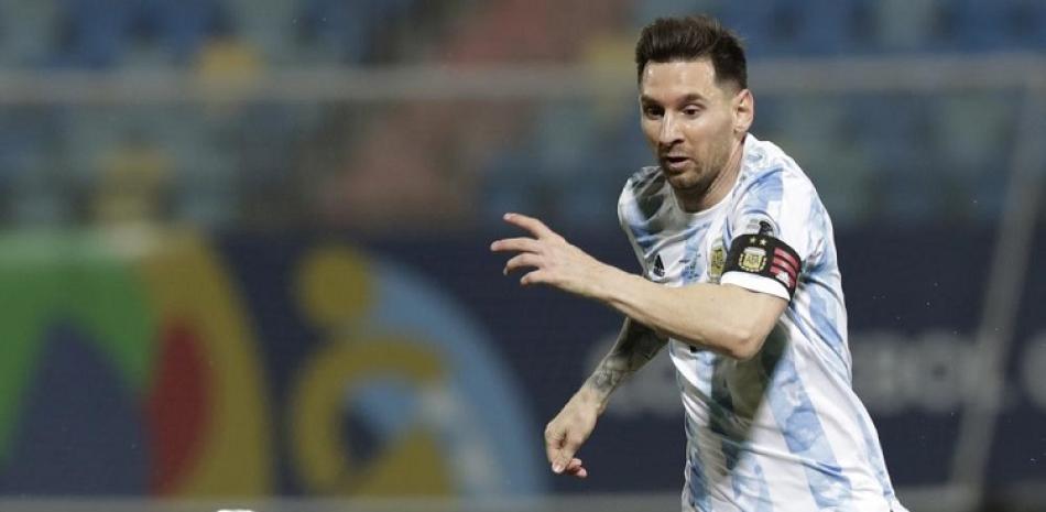 Lionel Messi, de Argentina, persigue un balón durante el partido de cuartos de final de la Copa América frente a Ecuador en Goiania, Brasil.