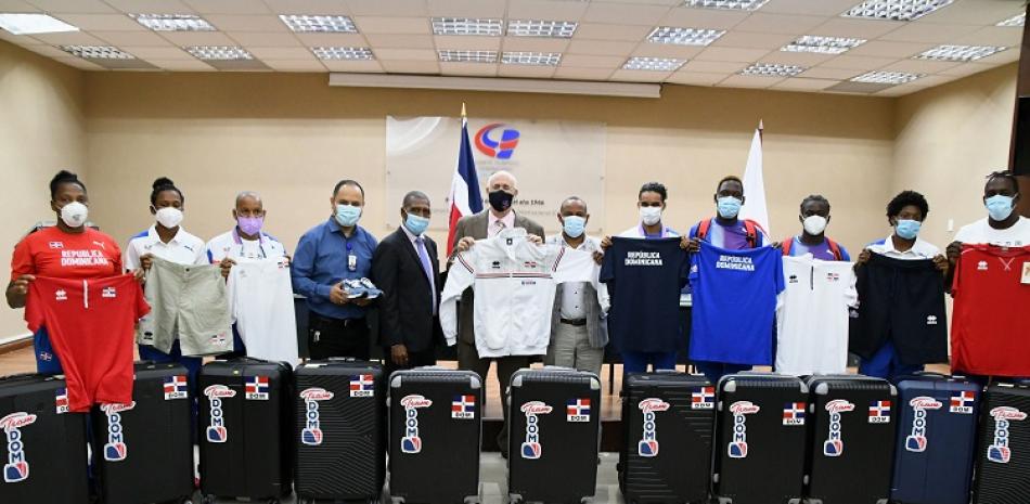 Ejecutivos del Comité Olímpico Dominicana entregan la indumentaria que utilizará la selección de atletismo en los Juegos Olímpicos de Tokio.
