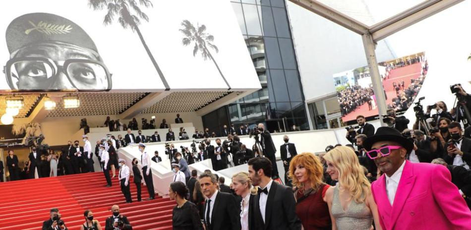 Los miembros del jurado Mati Diop, Kleber Mendonca Filho, Jessica Hausner, Tahar Rahim, Mylene Farmer, Melanie Laurent y Spike Lee, de izquierda a derecha, posan al llegar al estreno de la película "Annette" y la ceremonia inaugural del Festival de Cine de Cannes, el martes 6 de julio de 2021 en Cannes, Francia. (Foto por Vianney Le Caer/Invision/AP