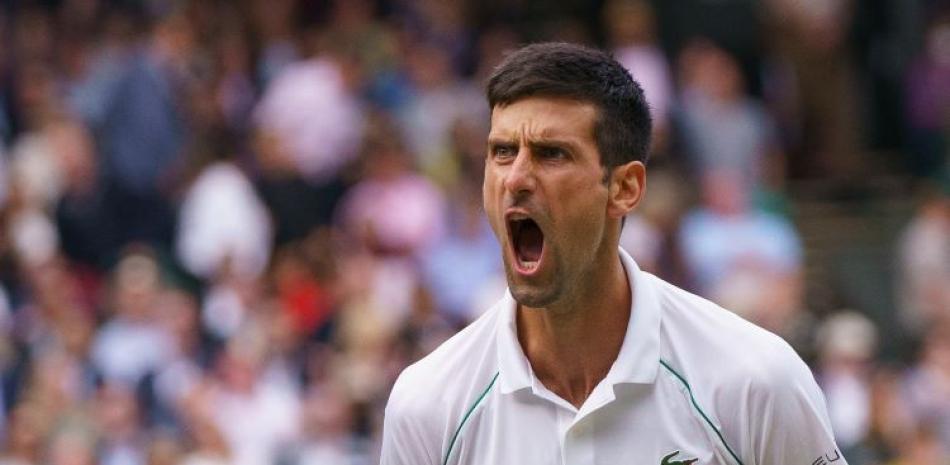 Novak Djokovic reacciona luego de conseguir la victoria frente a Dennis Shapalov en la semifinal del Abierto de Wimbledon.