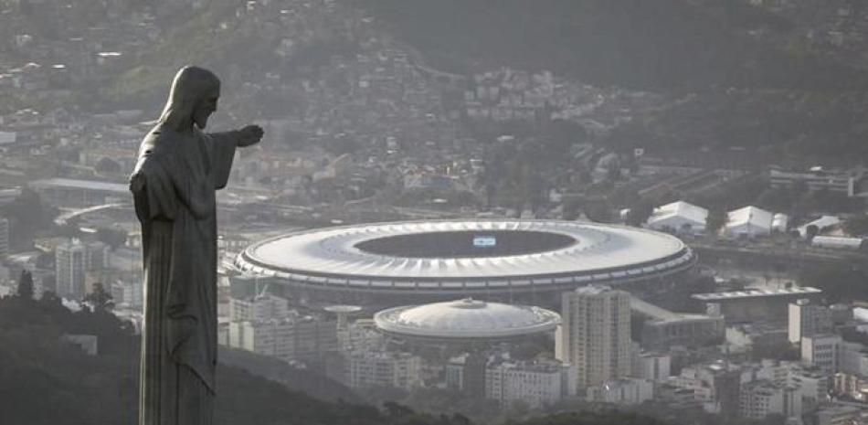 Esta foto del 13 de mayo de 2014, muestra el Estadio de Maracaná, detrás de la estatua de Cristo Redentor en Río de Janeiro.