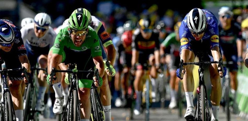Mark Cavendish, con la franela verde, cruza la meta para ganar la etapa número 13 del Tour de Francia para igualar el récord de triunfos parciales.