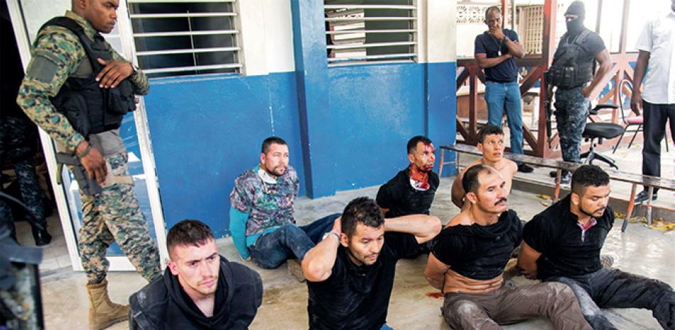 Parte de los colombianos detenidos por el asesinato del presidente haitiano Jovenel Moise, en la Dirección General de la policía en Puerto Príncipe, Haití. AP