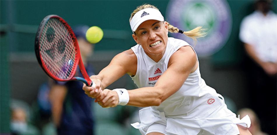 Ashleigh Barty, quien como Karolina Pliskova busca su primer cetro en Wimbledon, durante su encuentro con Angélica Kerber en las semifinales.