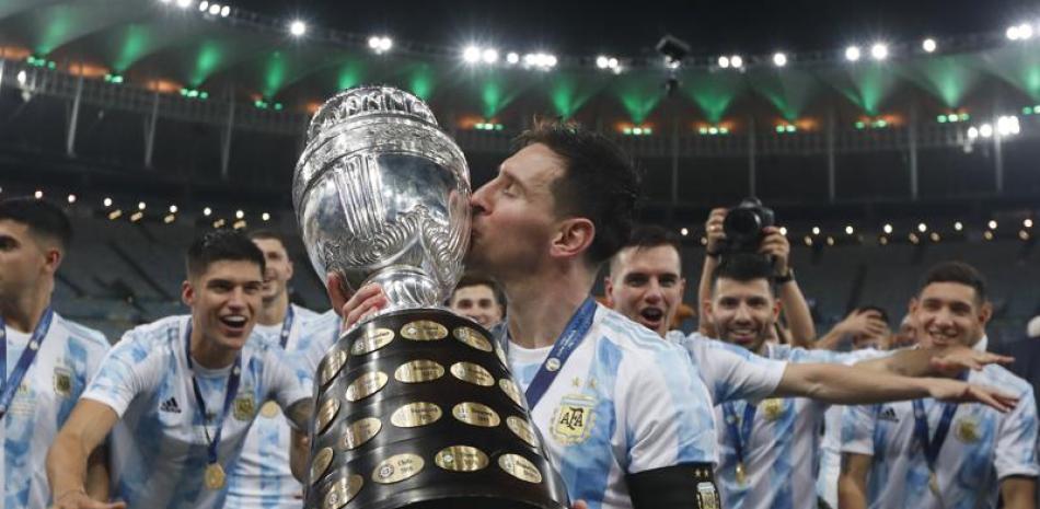 Lionel Messi, de Argentina, besa el trofeo, tras el triunfo sobre Brasil en la final de la Copa América, el sábado 10 de julio de 2021 (AP Foto/Bruna Pardo)