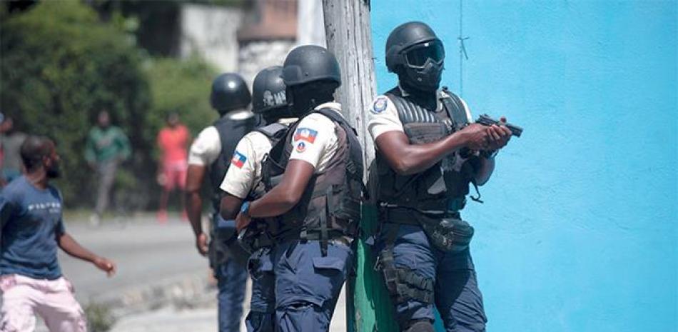 La labor de rastrillaje de la Policia se centra en la periferia de Petionvile. / AFP