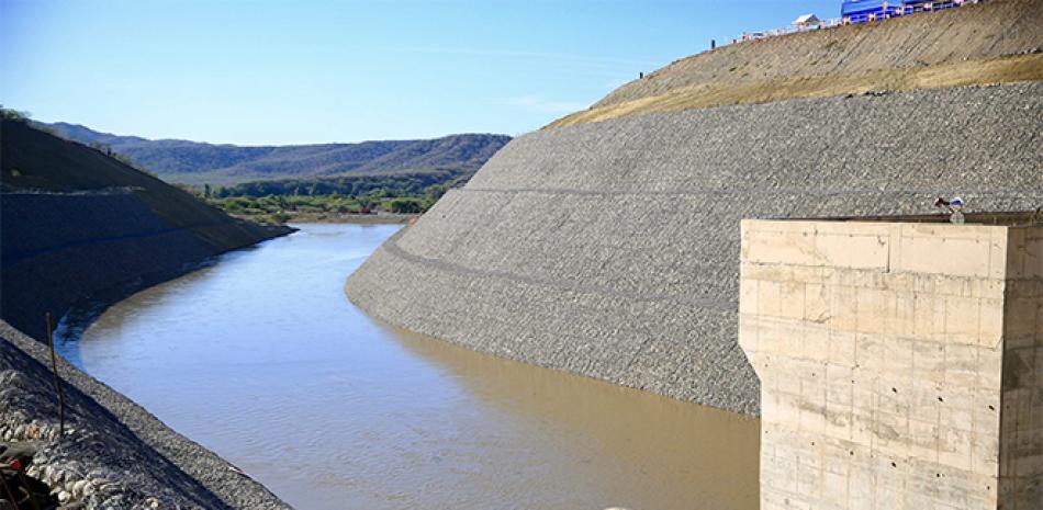La presa de Monte Grande se construye sobre el río Yaque del Sur.