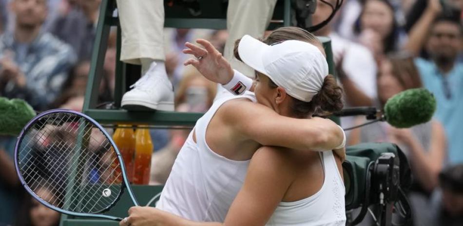 La australiana Ashleigh Barty, derecha, abraza a la checa Karolina Pliskova después de derrotarla en la final de mujeres de Wimbledon. (AP Foto/Kirsty Wigglesworth)