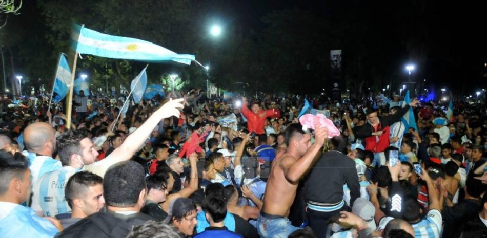 Una gran multitud de argentinos festejan el trofeo logrado por su equipo este sábado en la Copa América