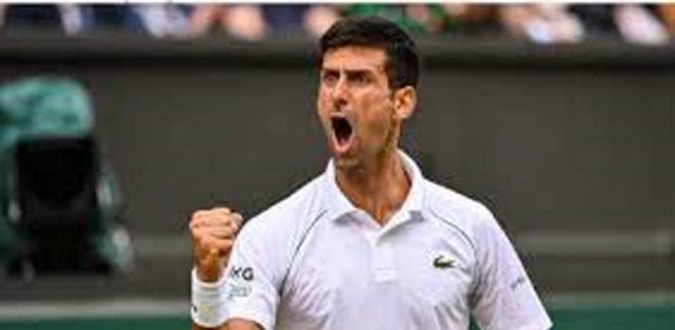 Novak Djokovic reacciona luego de vencer a Matteo Berrettini en la final de Wimbledon.