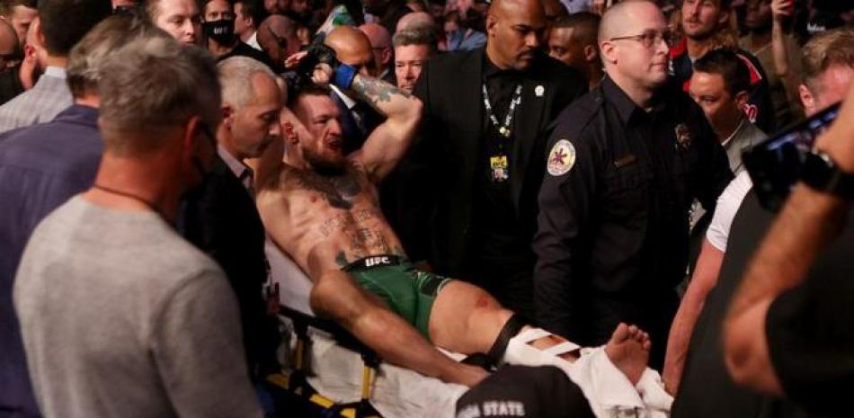 Conor McGregor mientras es llevado en una camilla luego de lesionarse el tobillo izquierdo en el primer asalto