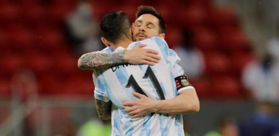 Los veteranos Angel Di María y Lionel Messi se confunden en un gran abrazo luego de concretizarse el triunfo de Argentina sobre Brasil en la final de la Copa América