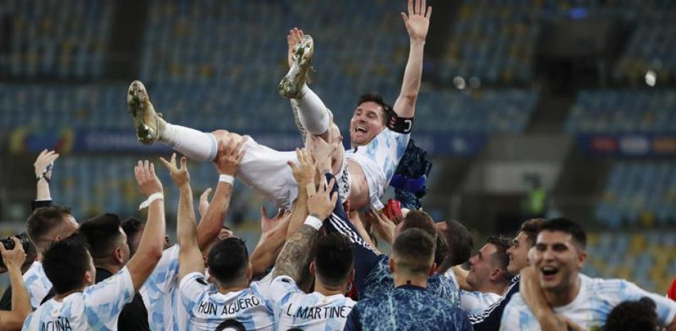 Lionel Messi es lanzado al aire por sus compañeros de la selección de Argentina tras la coronación en la Copa América, con un triunfo sobre Brasil el sábado 10 de julio de 2021, en el Maracaná (AP Foto/Bruna Prado)
