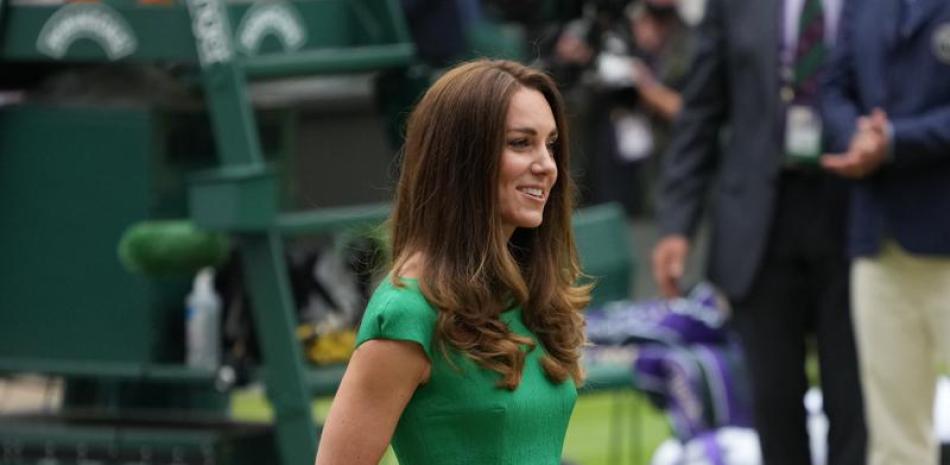 Kate, duquesa de Cambridge, se dirige a la ceremonia de presentación de la final de mujeres de Wimbledon. (AP)