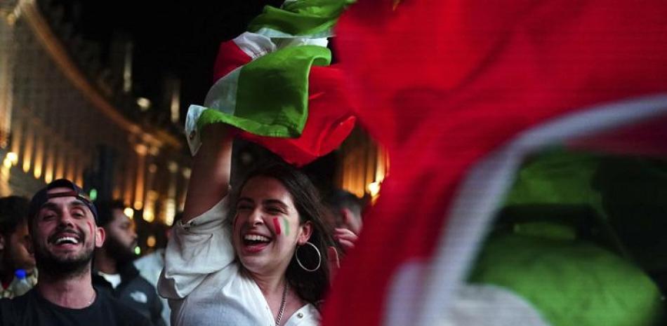 Aficionados italianos celebran en Piccadilly Circus en el centro de Londres después de que su equipo ganó la final de la Euro 2020 ante Inglaterra.
