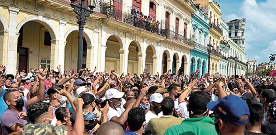 Miles participaron ayer domingo en una protesta contra el gobierno cubano, marchando por un pueblo coreando “Abajo la dictadura“ y ”Queremos libertad “. / AFP
