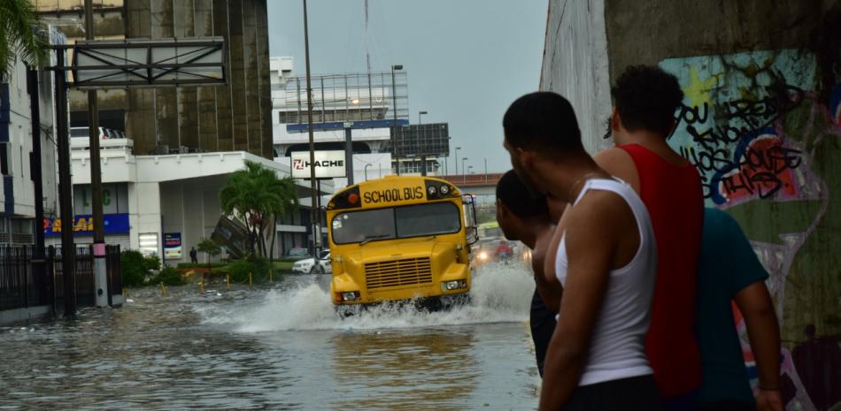 Images de las lluvias del domingo 11 de julio en la avenida John F. Kennedy. Foto: Adriano Rosario/ Listín Diario.
