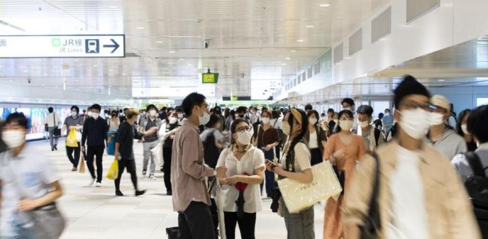 Personas con mascarillas en una estación de trenes de Tokio. La capital japonesa se encuentra en un estado de emergencia por el coronavirus al acercarse el inicio de los Juegos Olímpicos.
