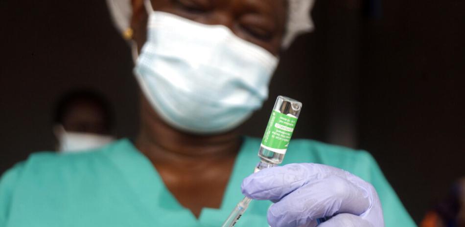 En esta imagen de archivo del viernes 12 de marzo de 2021, una enfermera prepara una de las primeras vacunas contra el COVID-19 en Nigeria, con el fármaco de AstraZeneca producido por el Serum Institute of India y distribuido a través de la iniciativa global COVAX, en el hospital Yaba Mainland de Lagos, Nigeria.

Foto: AP/Sunday Alamba