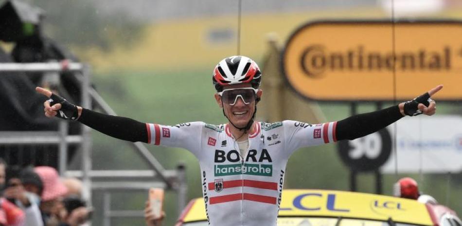 El ciclista austríaco Patrick Konrad, del equipo Bora, celebra luego de cruzar la meta para ganar la etapa número 16 de la 108va. edición del Tour de Francia.