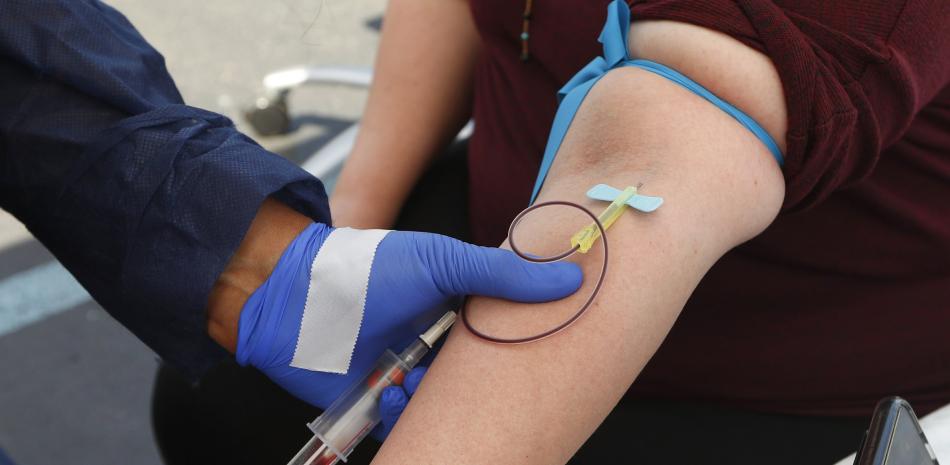 En esta foto del 12 de junio del 2020, una mujer se somete a una extracción de sangre para una prueba de anticuerpos de COVID-19 en Dearborn, Michigan.

Foto: AP/Paul Sancya