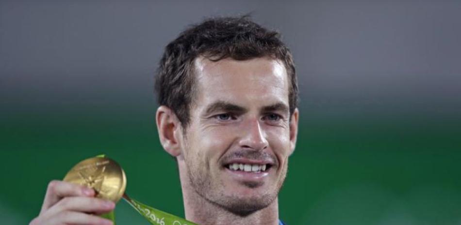 Andy Murray, de Gran Bretaña, posa con su medalla de oro en el tenis masculino de los Juegos Olímpicos de Río de Janeiro en el 2016.