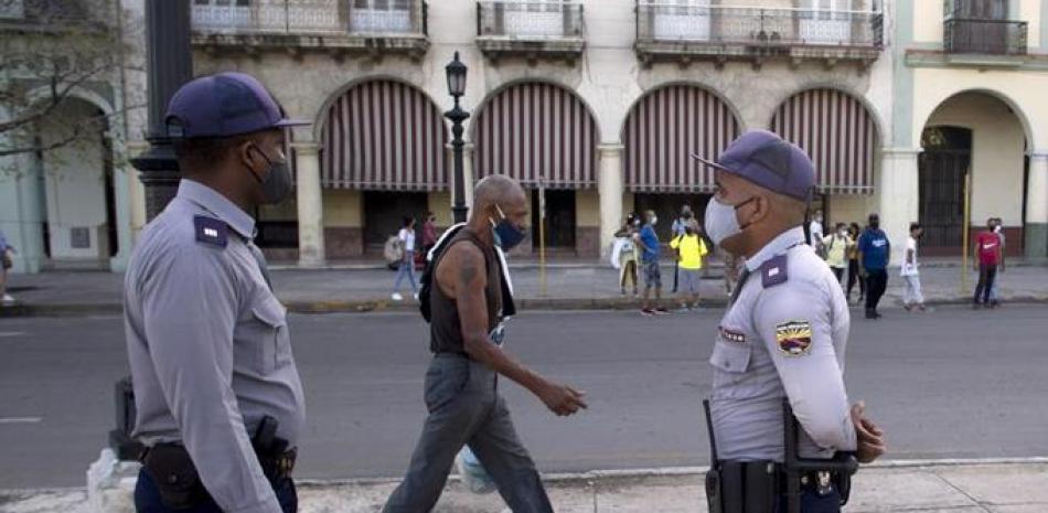 La policía monta guardia cerca del edificio del Capitolio Nacional en La Habana, Cuba, el lunes 12 de julio de 2021, un día después de las protestas contra la escasez de alimentos y los altos precios en medio de la crisis del coronavirus.

Foto: AP / Ismael Francisco