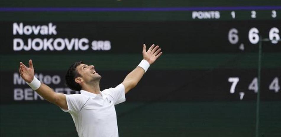 El serbio Novak Djokovic festeja su victoria sobre el italiano Matteo Berrettini en la final de Wimbledon.
