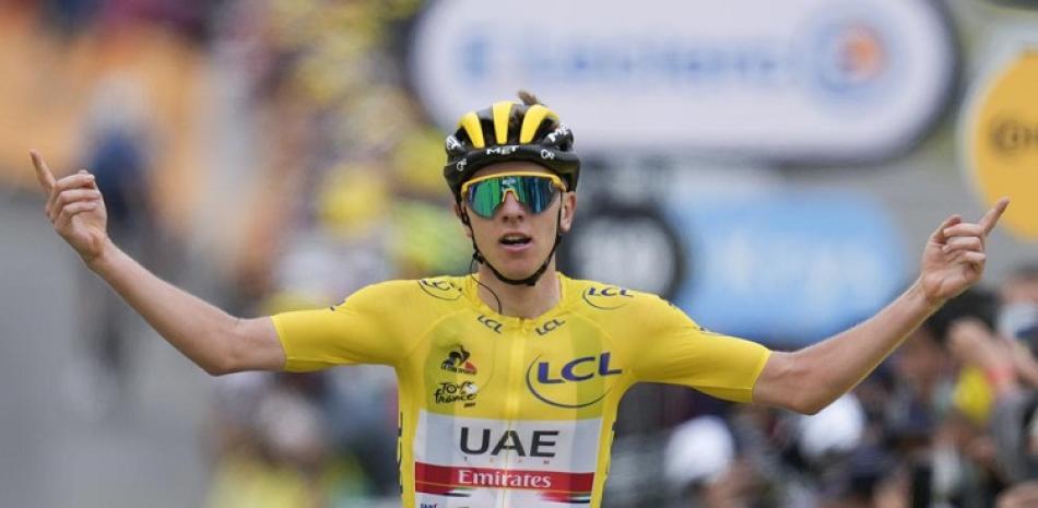 Tadej Pogacar, el líder general del Tour de Francia, celebra tras su victoria en la etapa número 18 el jueves.