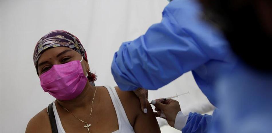 Persona siendo vacunada. / Foto: EFE