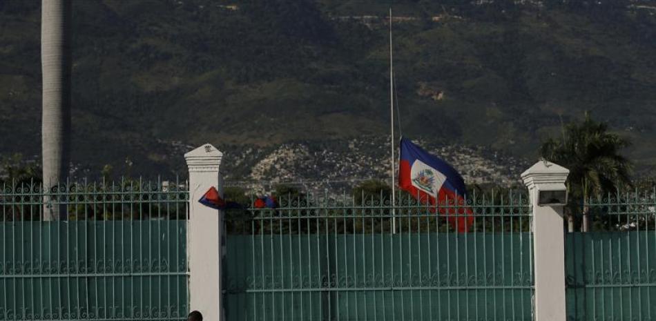 La bandera de Haití ondea a media asta en el Palacio Presidencial, en Puerto Príncipe, el sábado 10 de julio de 2021, tres días después del asesinato del presidente Jovenel Moise.

Foto: AP/Fernando Llano