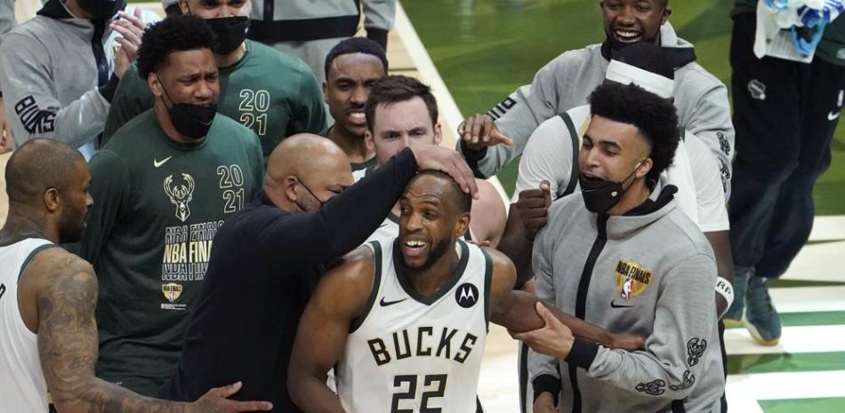 Khris Middleton, de los Bucks de Milwaukee, festeja con sus compañeros en el cuarto partido de las Finales de la NBA ante los Suns de Phoenix, este miércoles.