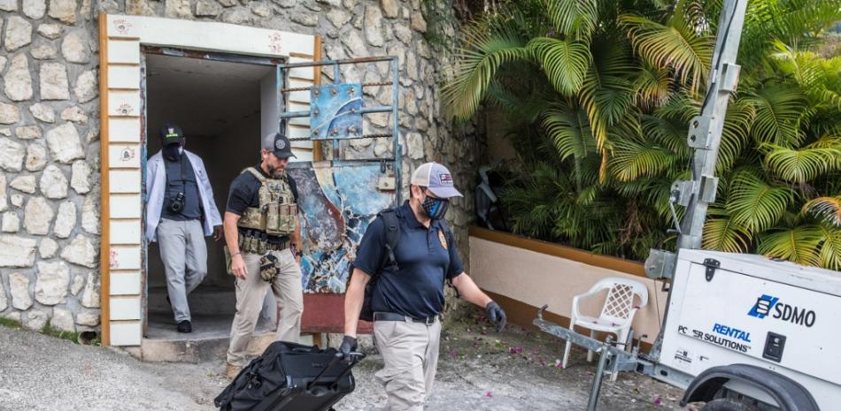 Agentes del FBI salen de la residencia del fallecido presidente haitiano Jovenel Moise después de realizar búsquedas en Puerto Príncipe el 15 de julio de 2021, a raíz de su asesinato el 7 de julio de 2021. Foto: Valerie Baeriswyl/AFP.