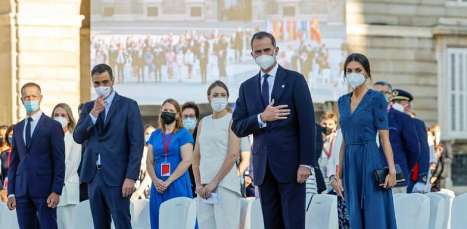 El rey Felipe VI de España, segundo a la derecha, y la reina Letizia, encabezan una ceremonia en honor de las víctimas del COVID-19 y los trabajadores de salud, en el Palacio de la Moncloa, en Madrid. Foto: AP