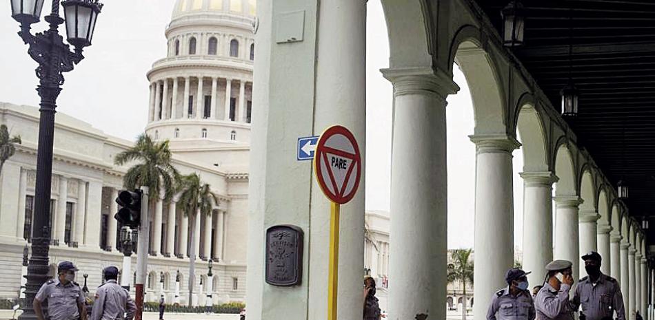 La policía monta guardia cerca del edificio del Capitolio Nacional en La Habana, Cuba, antier, días después de las protestas. AP