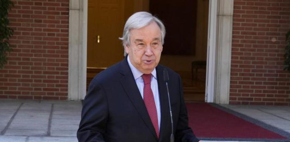 El secretario general de la ONU, Antonio Guterres, habla en una conferencia de prensa con el presidente del gobierno español Pedro Sánchez, en Madrid.