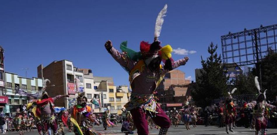 Los bailarines, con máscaras protectoras en medio de la pandemia de coronavirus, interpretan Tinku durante un desfile que marca la festividad de la Virgen del Carmen o Nuestra Señora del Monte Carmelo, en El Alto, Bolivia, el viernes 16 de julio de 2021. (Foto AP/Juan Karita)