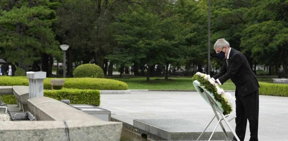 El presidente del Comité Olímpico Internacional, Thomas Bach, deposita una corona de flores en el Memorial a las víctimas de Hiroshima, el 16 de julio de 2021.