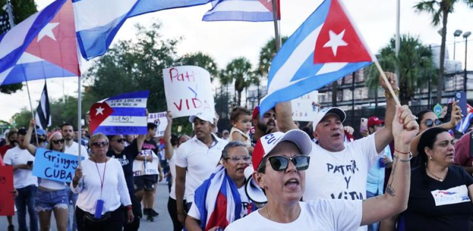 Manifestantes llevan banderas cubanas y gritan lemas de solidaridad con el pueblo cubano y contra el gobierno de la isla el jueves 15 de julio de 2021 en Hialeah, Florida. (AP Foto/Marta Lavandier)