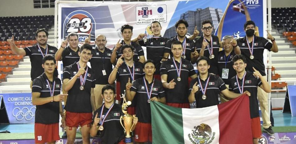 Integrantes de México exhiben orgullosos su bandera tras ganar invicto la Copa Panamericana de Voleibol Sub-23.