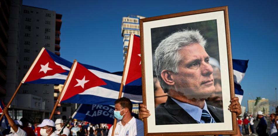 Una mujer sostiene un retrato del presidente cubano Miguel Díaz-Canel durante un acto de reafirmación revolucionaria en La Habana, el 17 de julio de 2021.

Foto: YAMIL LAGE / AFP