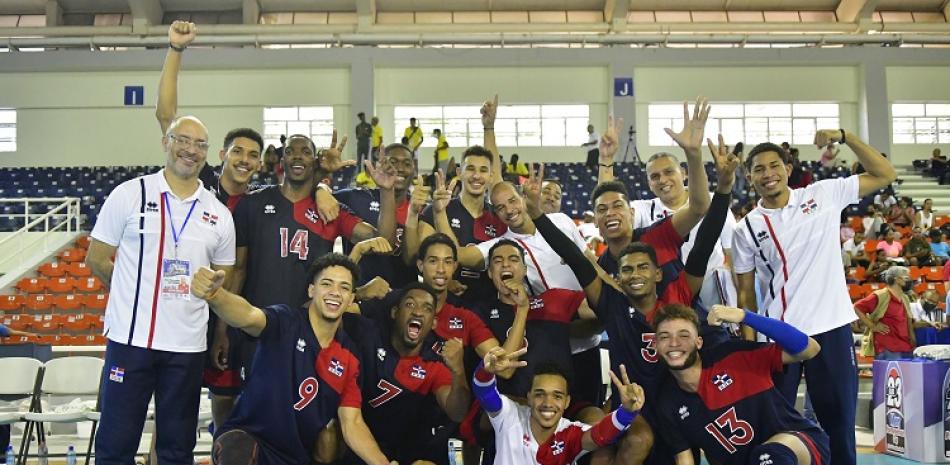 Los jugadores y el cuerpo técnico de la República Dominicana celebran la obtención de la medalla de bronce, tras vencer ayer a Guatemala (3-1).