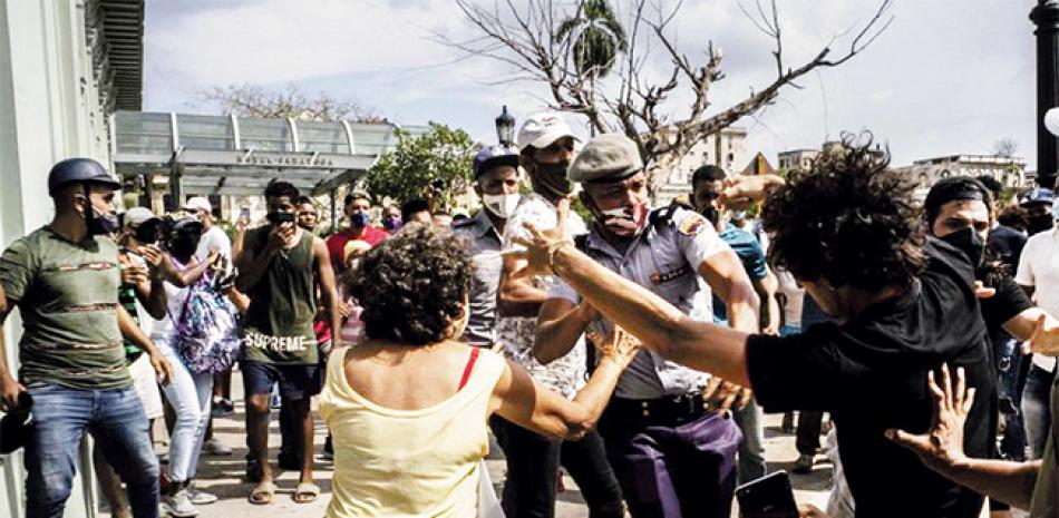 La policía detiene a un manifestante antigubernamental el domingo 11 de julio de 2021 durante una protesta en La Habana. AP