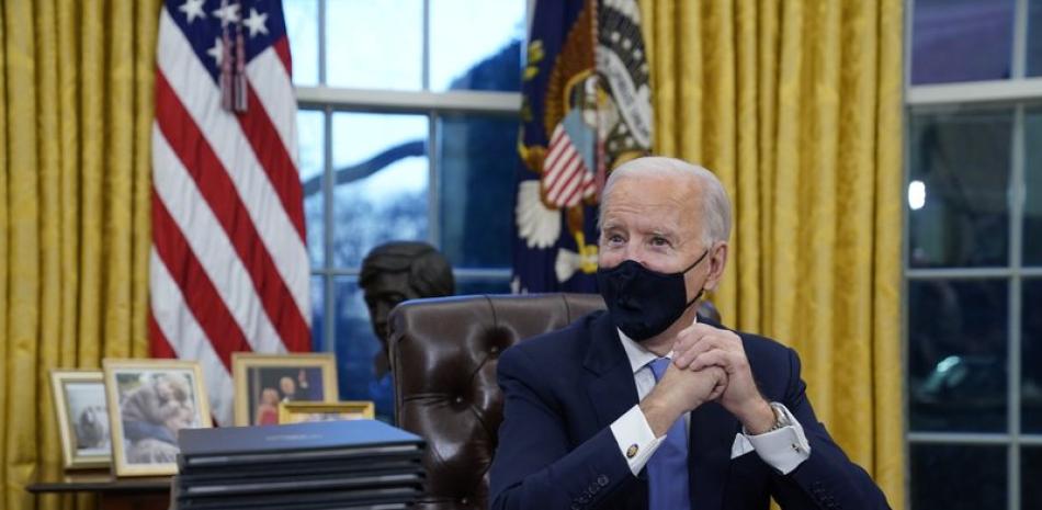 Fotografía de archivo del 20 de enero de 2021 del presidente Joe Biden esperando firmar su primera orden ejecutiva en la oficina Oval de la Casa Blanca en Washington.

Foto: AP/Evan Vucci