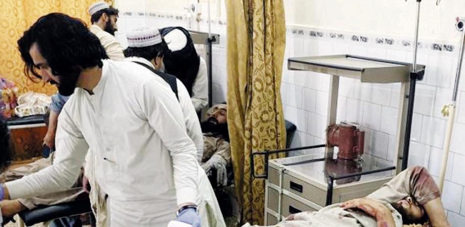 Un paramédico paquistaní trata a heridos de un choque entre las fuerzas de seguridad afganas y los talibanes.