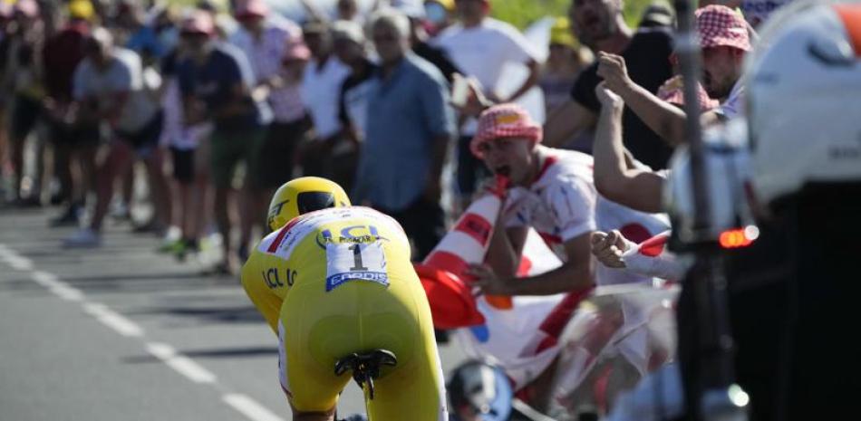 Tadej Pogacar mientras se acerca a la meta en la Tour de Francia.