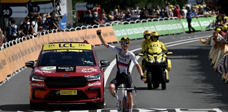 El esloveno Matej Mohoric (Bahrain) cruza la meta para imponerse de manera solitaria en la etapa número 19 del Tour de Francia.