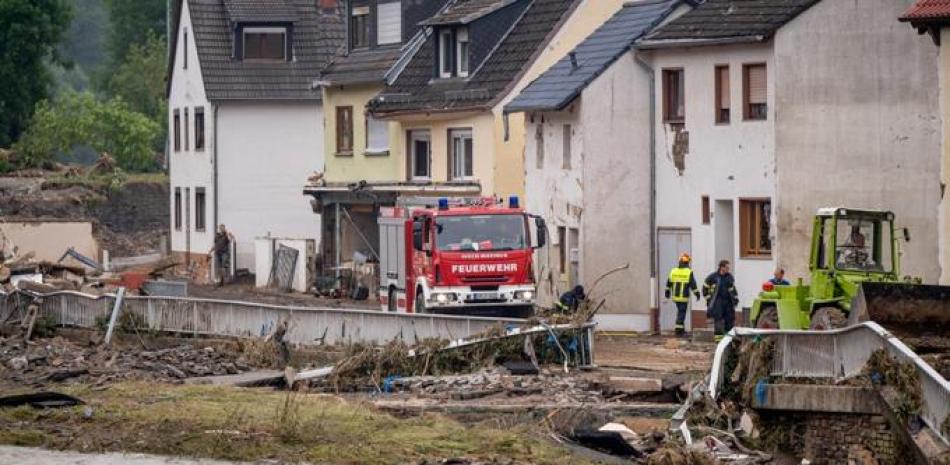 Los miembros del cuerpo de bomberos son vistos en el distrito de Altenburg de Altenahr, en el oeste de Alemania, el 17 de julio de 2021 después de que fuertes lluvias azotaran partes del país, causando inundaciones generalizadas y daños importantes.

Fotos: Torsten SILZ / AFP