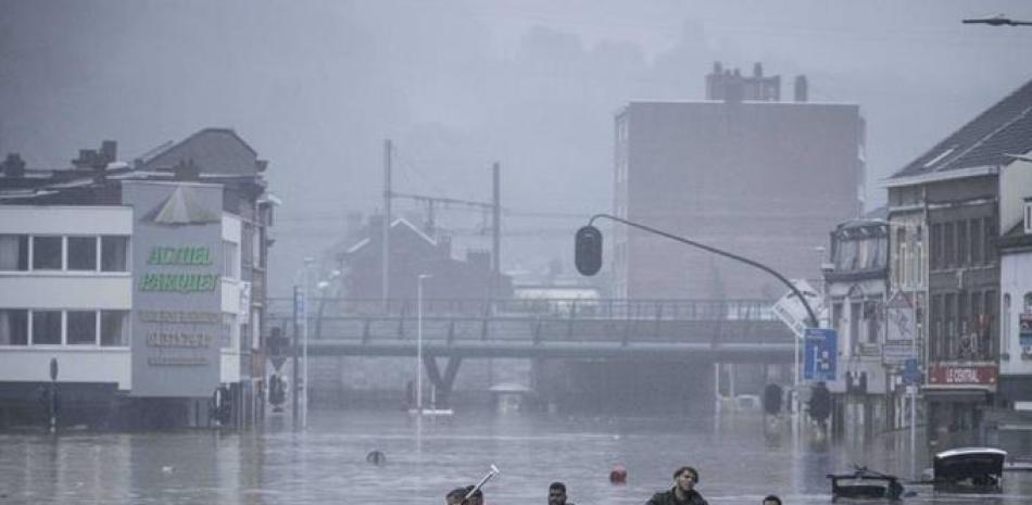Residentes usan balsas inflables para navegar la crecida luego que el río Meuse se desbordó debido a fuertes aguaceros en Lieja, Bélgica, el 15 de julio del 2021. (AP Foto/Valentin Bianchi)