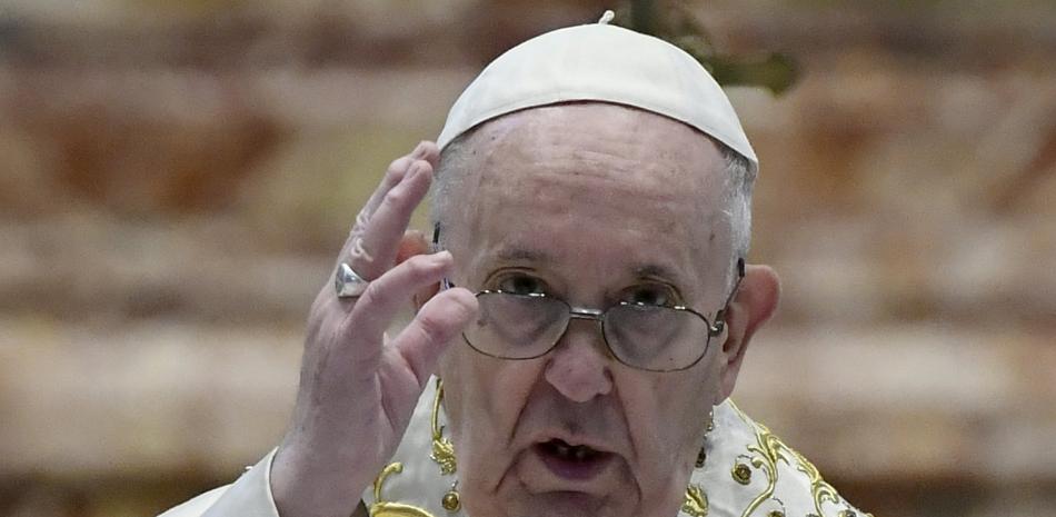 El papa Francisco da su mensaje Urbi et Orbi después de celebrar la misa de Pascua en la Basílica de San Pedro, en Roma, el 4 de abril de 2021.

Foto: Filippo Monteforte/Pool photo via AP